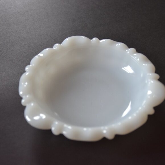 Vtg Milk Glass  Ashtray/Dish - Picture 4 of 4